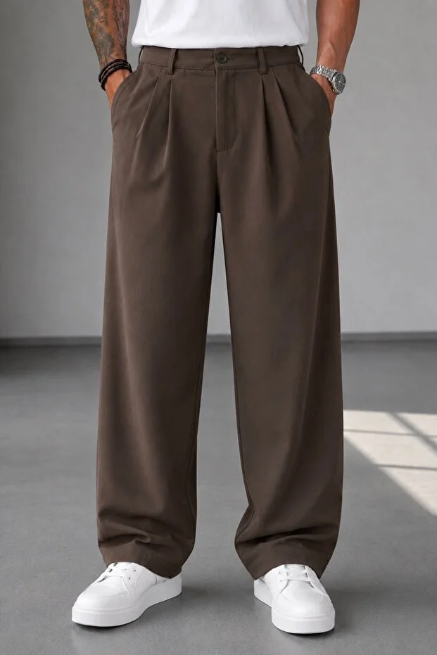 Pantaloni largi pentru bărbați, cu croială lejeră, cu detalii plisate, din material amplu.